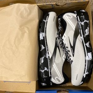 Brooks Ghost 14. Black and white. Women 8.5